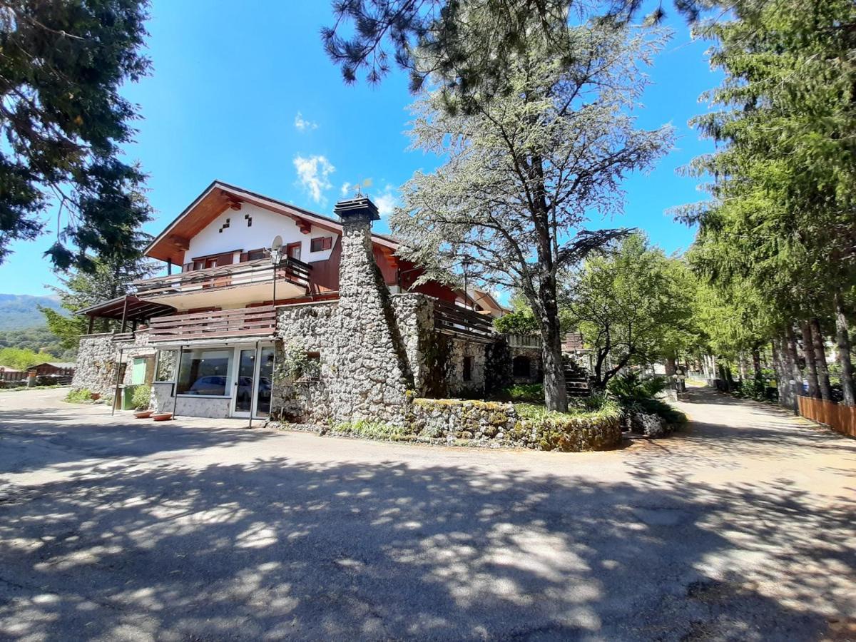 Hotel Orso Bianco Пескассероли Экстерьер фото