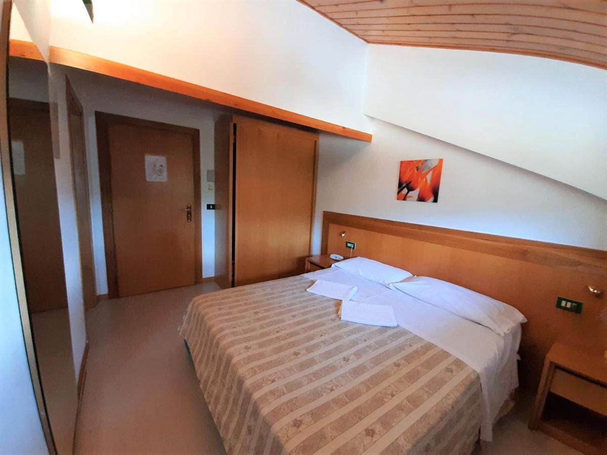 Hotel Orso Bianco Пескассероли Экстерьер фото