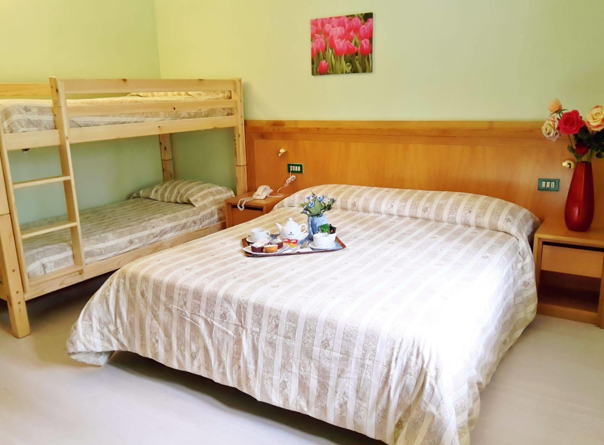 Hotel Orso Bianco Пескассероли Экстерьер фото