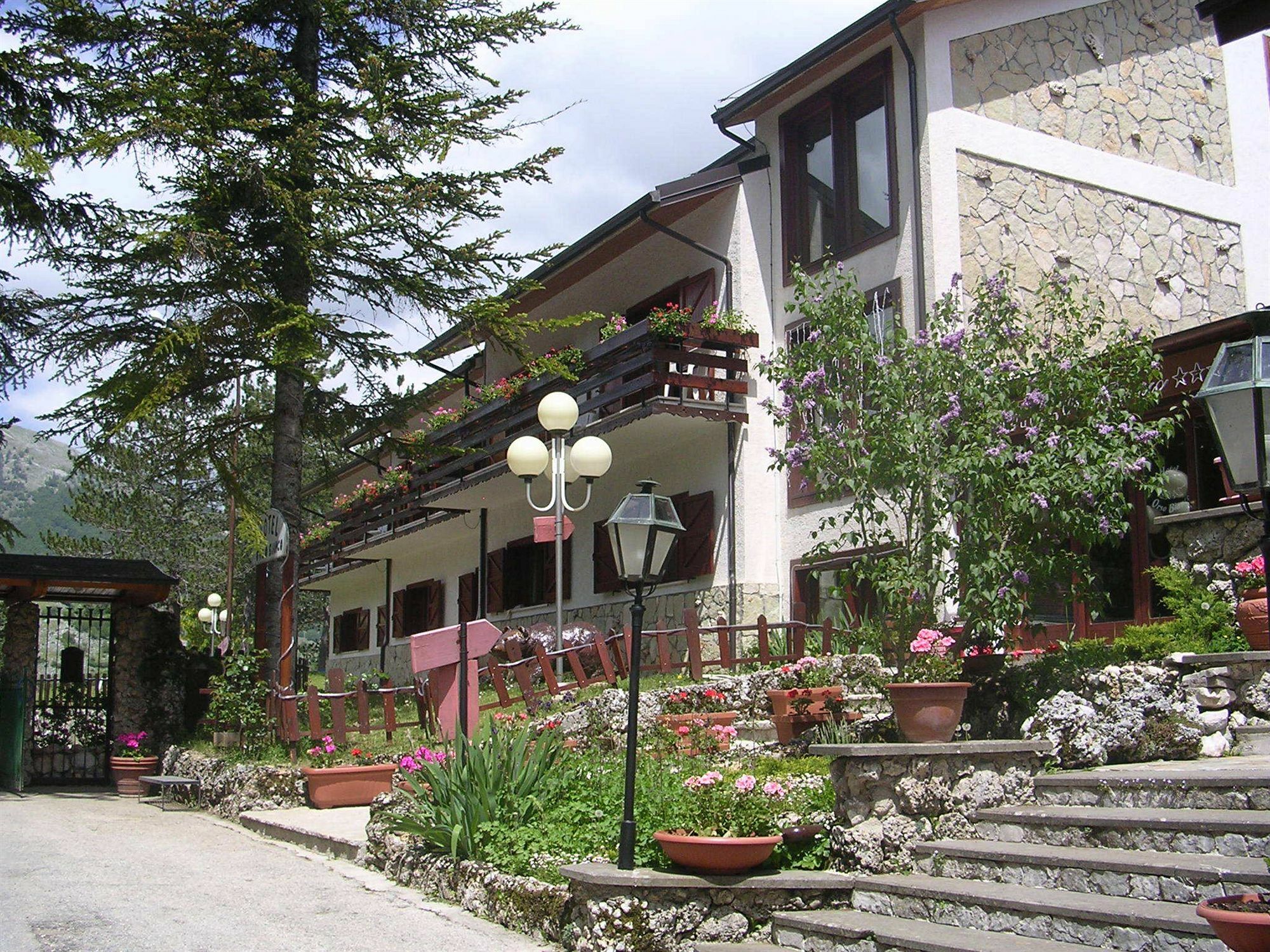 Hotel Orso Bianco Пескассероли Экстерьер фото